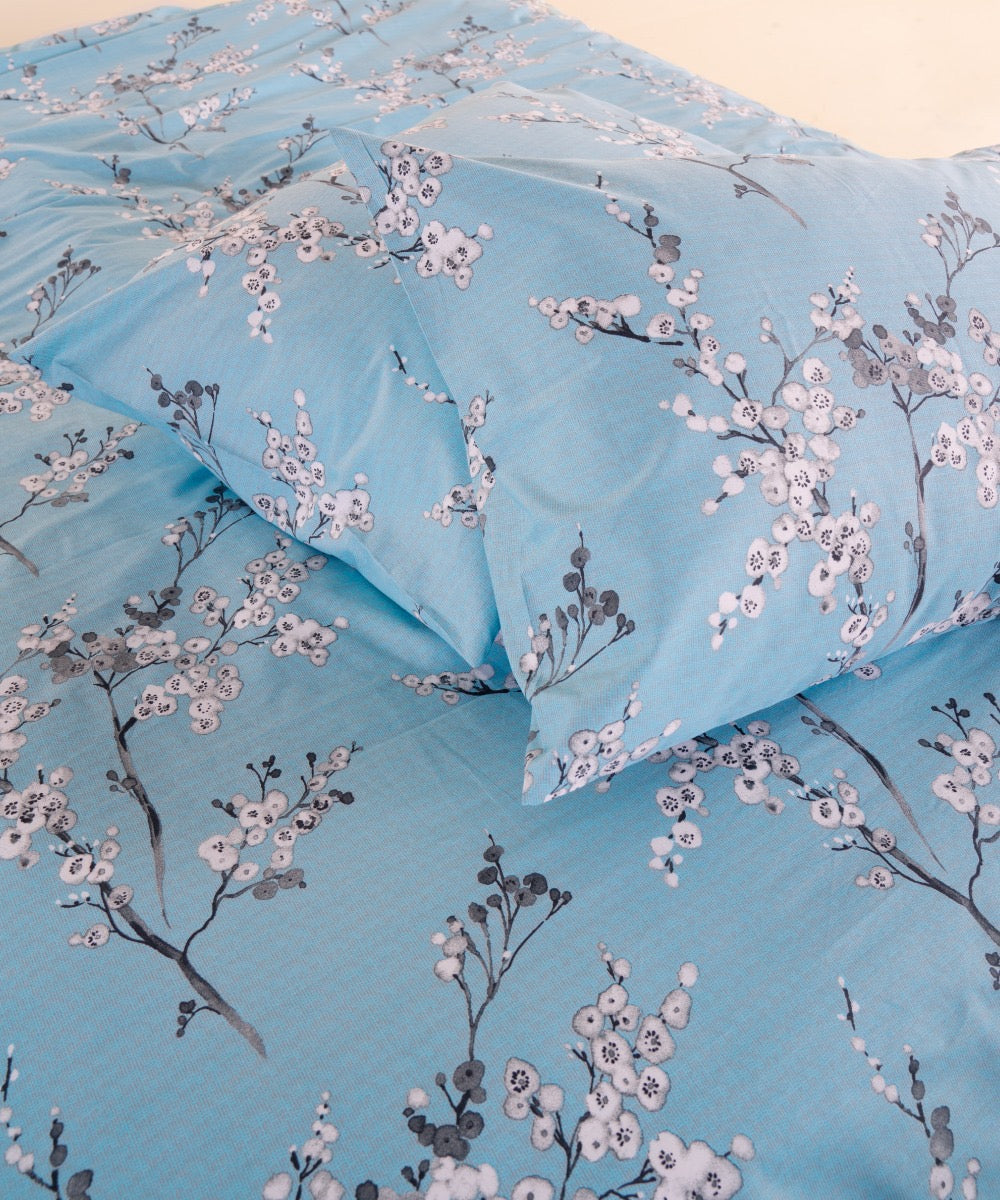 Bettwäsche-Set mit blau-weißem Blumenmuster aus 100 % Baumwolle – OEKO-TEX®-zertifizierter botanischer Druck für ruhige, zeitlose Interieurs | Die Floral Edition von Mila Home