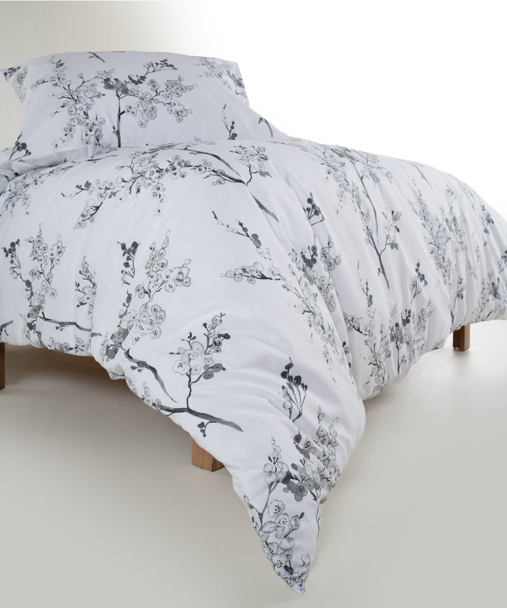 Bettwäsche-Set mit schwarz-weißem Blumenmuster aus 100 % Baumwolle – OEKO-TEX®-zertifizierter botanischer Druck für ruhige, zeitlose Interieurs | Die Floral Edition von Mila Home