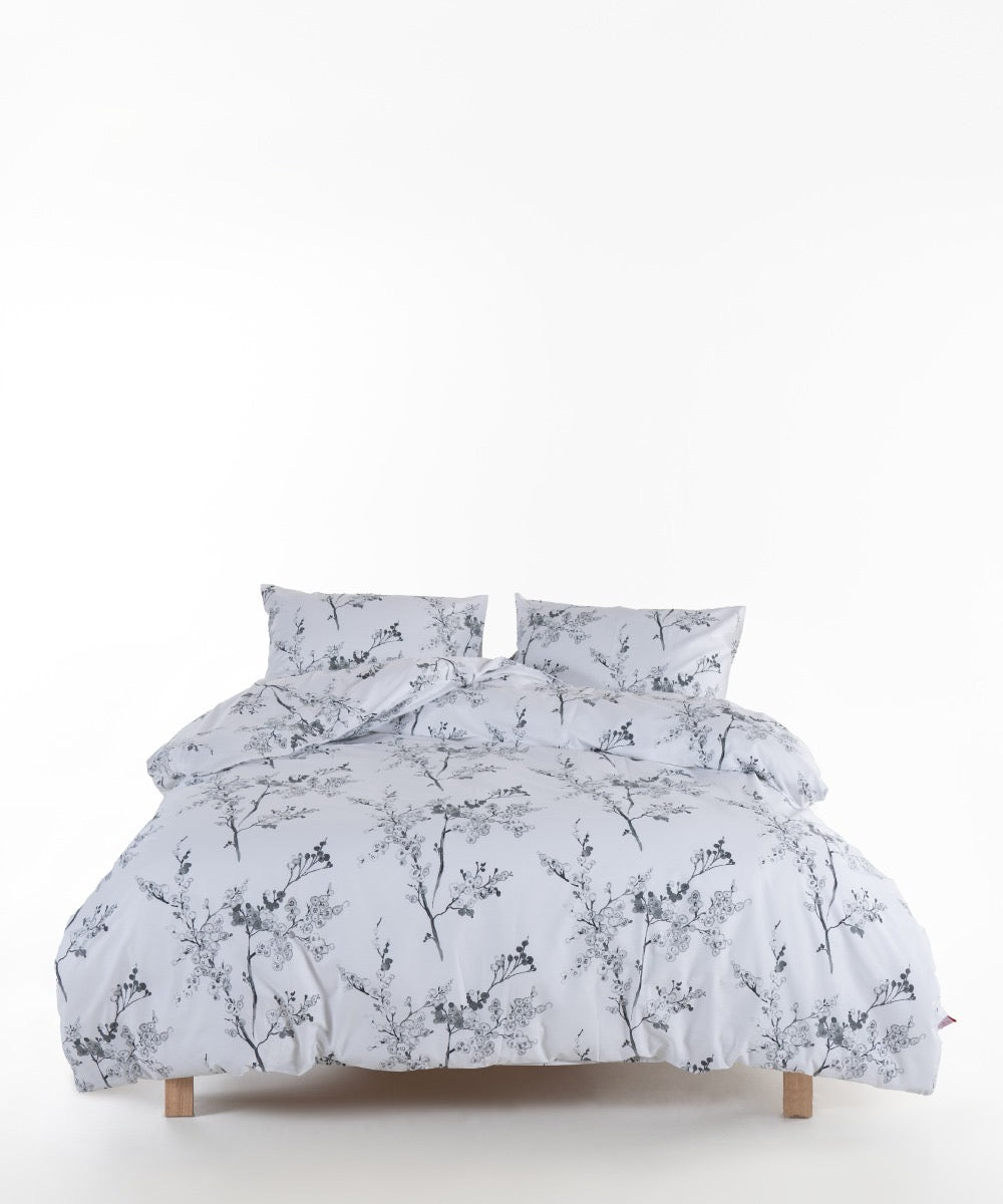 Bettwäsche-Set mit schwarz-weißem Blumenmuster aus 100 % Baumwolle – OEKO-TEX®-zertifizierter botanischer Druck für ruhige, zeitlose Interieurs | Die Floral Edition von Mila Home