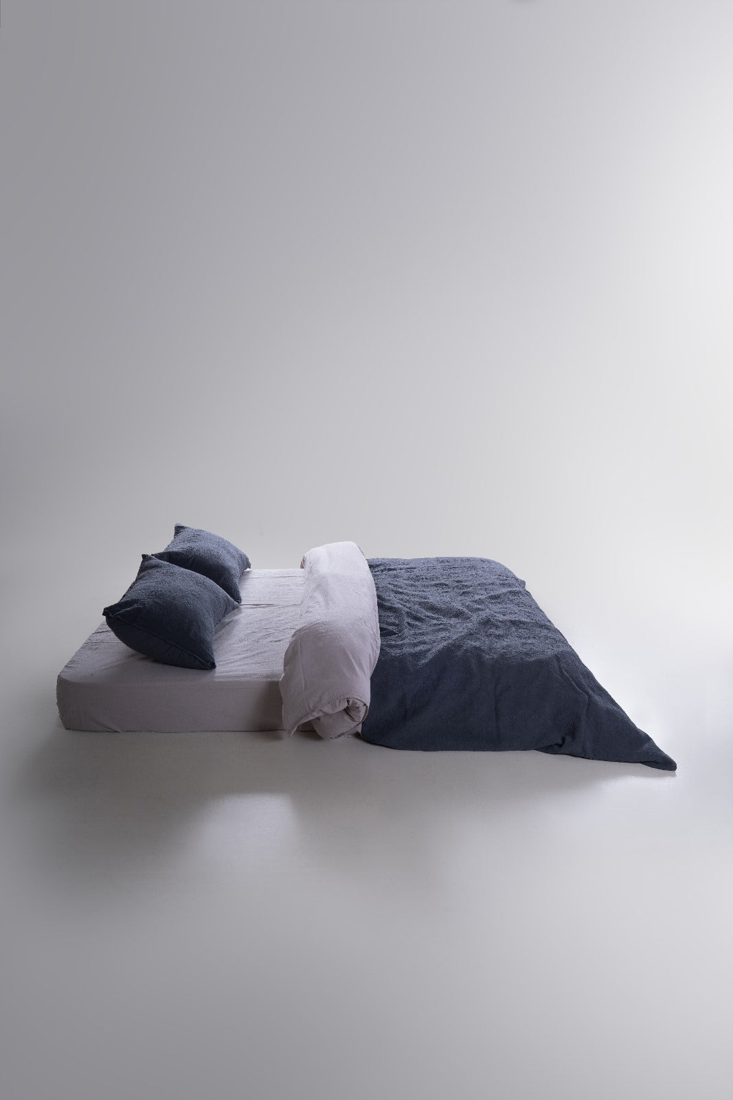Midnight Woven Set – Tiefindigo Jacquard-Tagesdecke &amp; Kissenbezüge