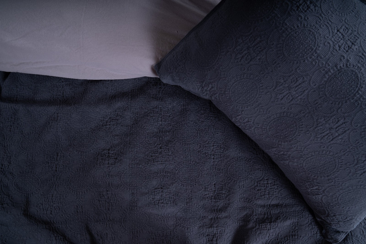 Midnight Woven Set – Tiefindigo Jacquard-Tagesdecke &amp; Kissenbezüge