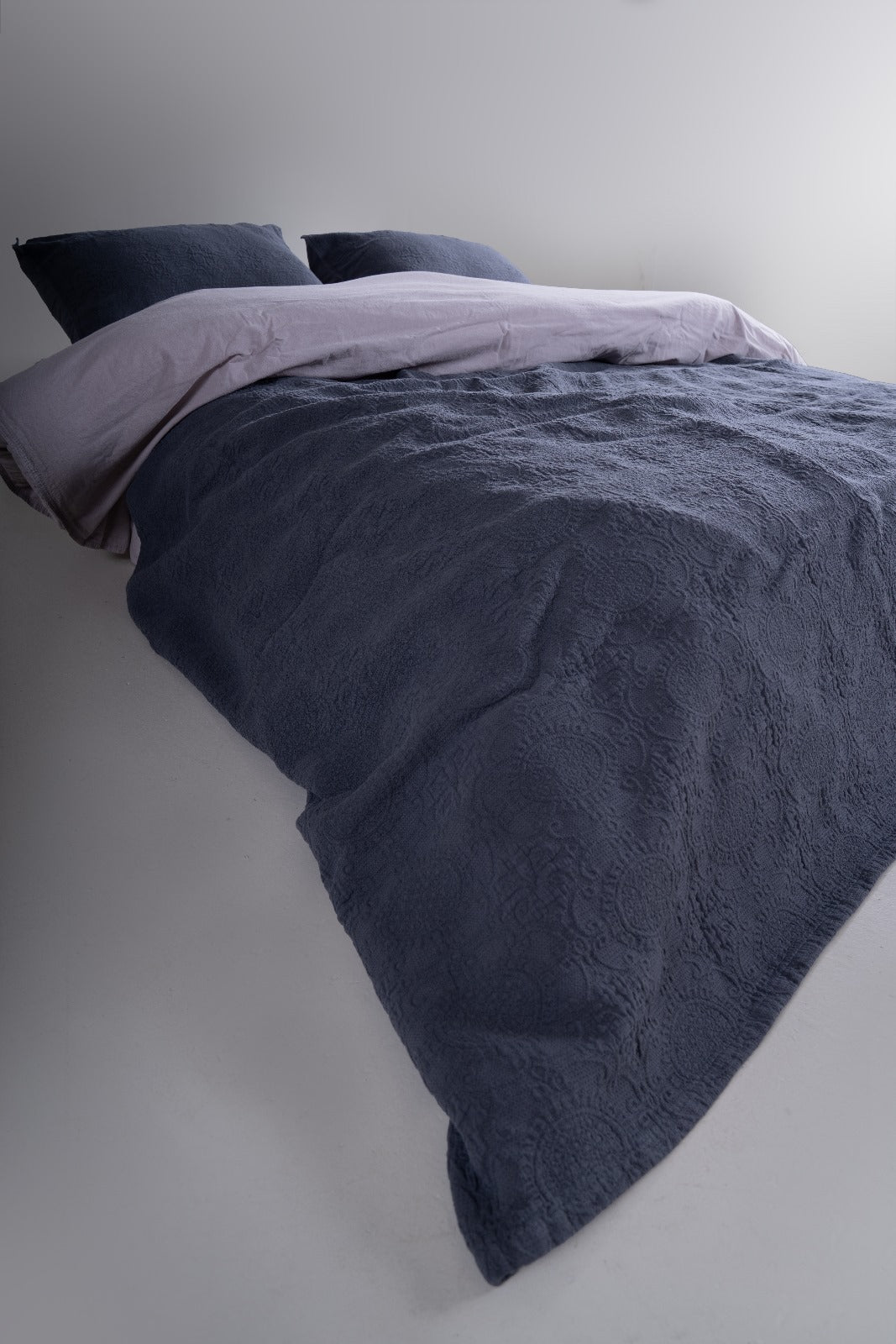 Midnight Woven Set – Tiefindigo Jacquard-Tagesdecke &amp; Kissenbezüge