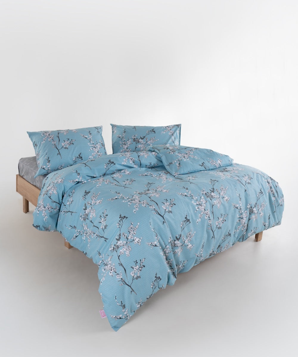 Bettwäsche-Set mit blau-weißem Blumenmuster aus 100 % Baumwolle – OEKO-TEX®-zertifizierter botanischer Druck für ruhige, zeitlose Interieurs | Die Floral Edition von Mila Home
