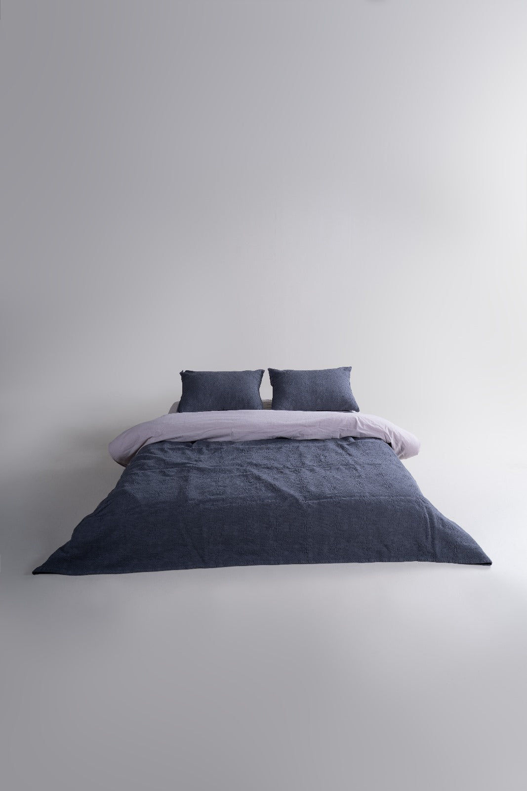 Midnight Woven Set – Tiefindigo Jacquard-Tagesdecke &amp; Kissenbezüge