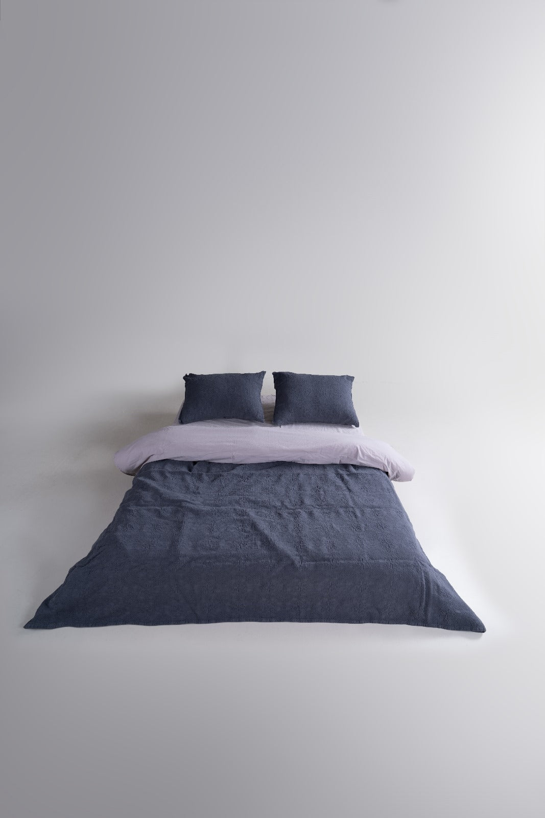 Midnight Woven Set – Tiefindigo Jacquard-Tagesdecke &amp; Kissenbezüge