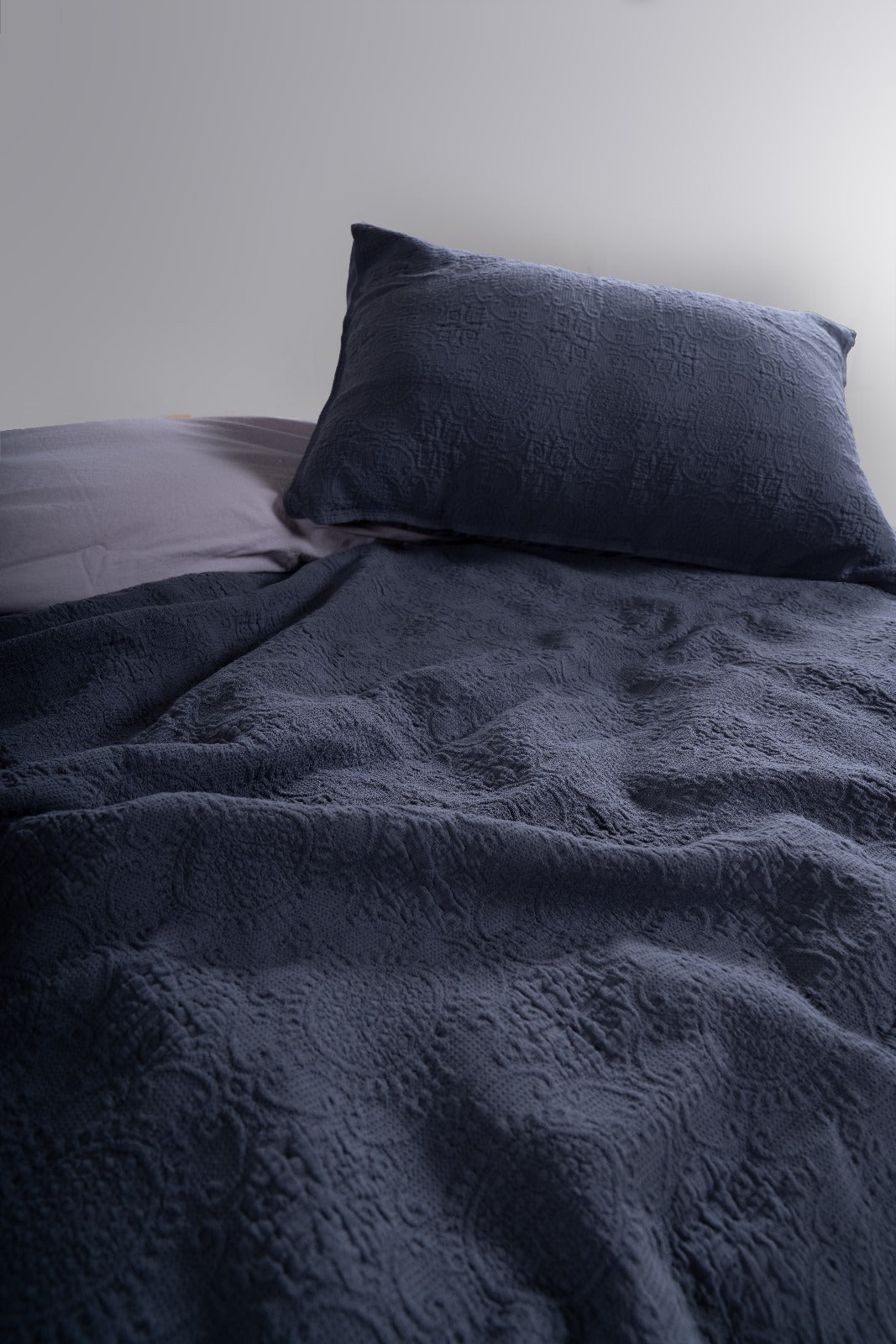 Midnight Woven Set – Tiefindigo Jacquard-Tagesdecke &amp; Kissenbezüge