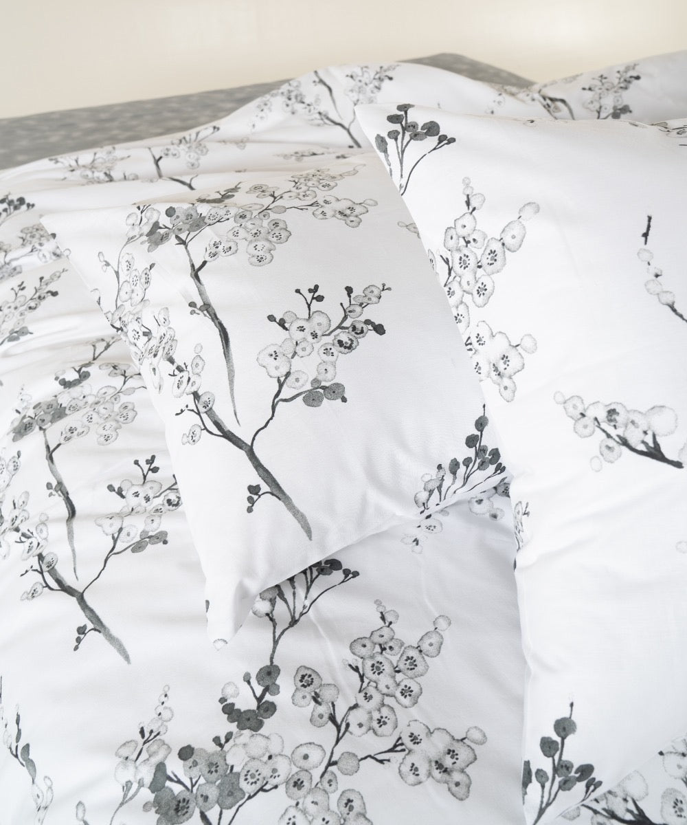 Bettwäsche-Set mit schwarz-weißem Blumenmuster aus 100 % Baumwolle – OEKO-TEX®-zertifizierter botanischer Druck für ruhige, zeitlose Interieurs | Die Floral Edition von Mila Home