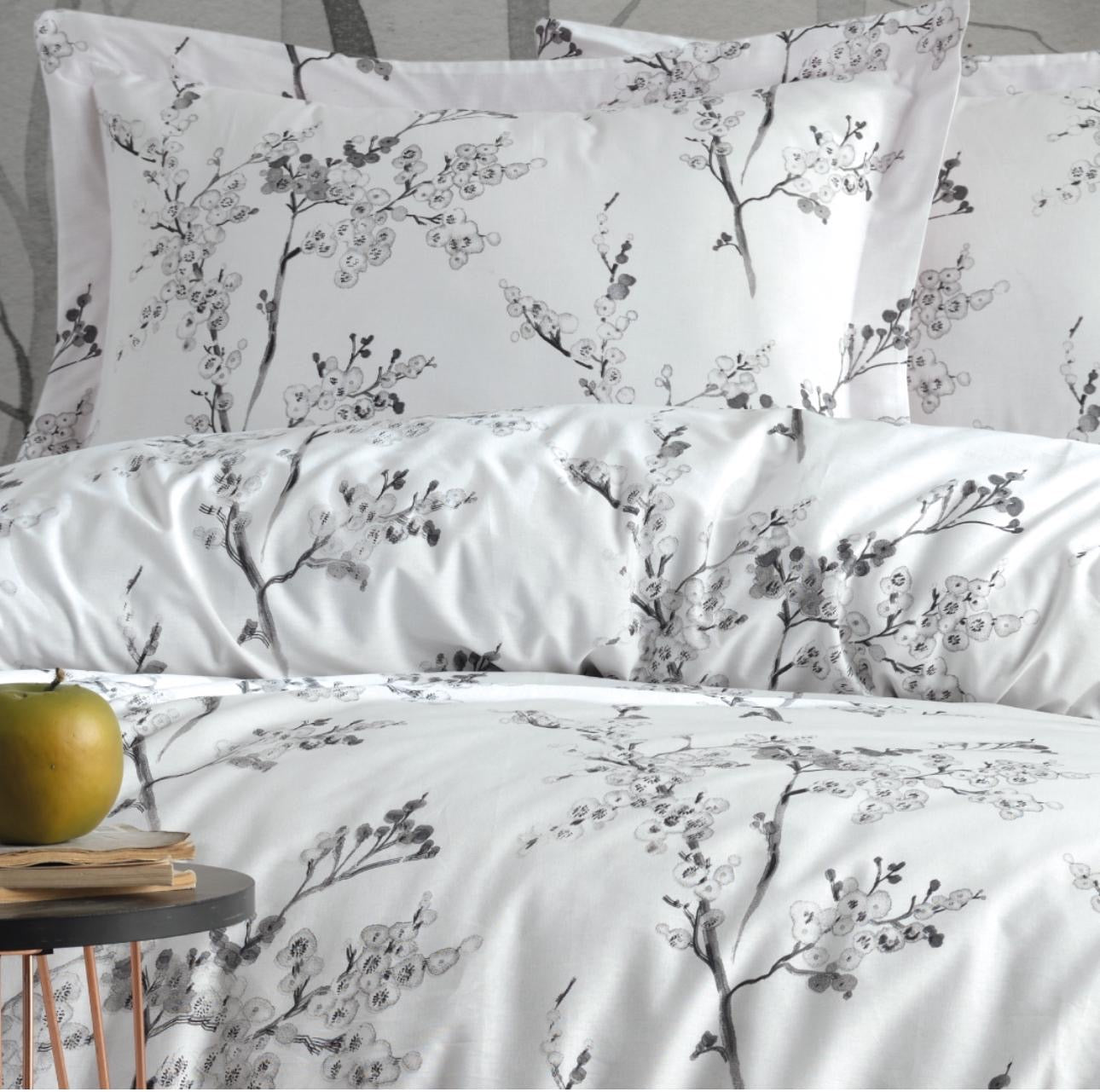 Bettwäsche-Set mit schwarz-weißem Blumenmuster aus 100 % Baumwolle – OEKO-TEX®-zertifizierter botanischer Druck für ruhige, zeitlose Interieurs | Die Floral Edition von Mila Home