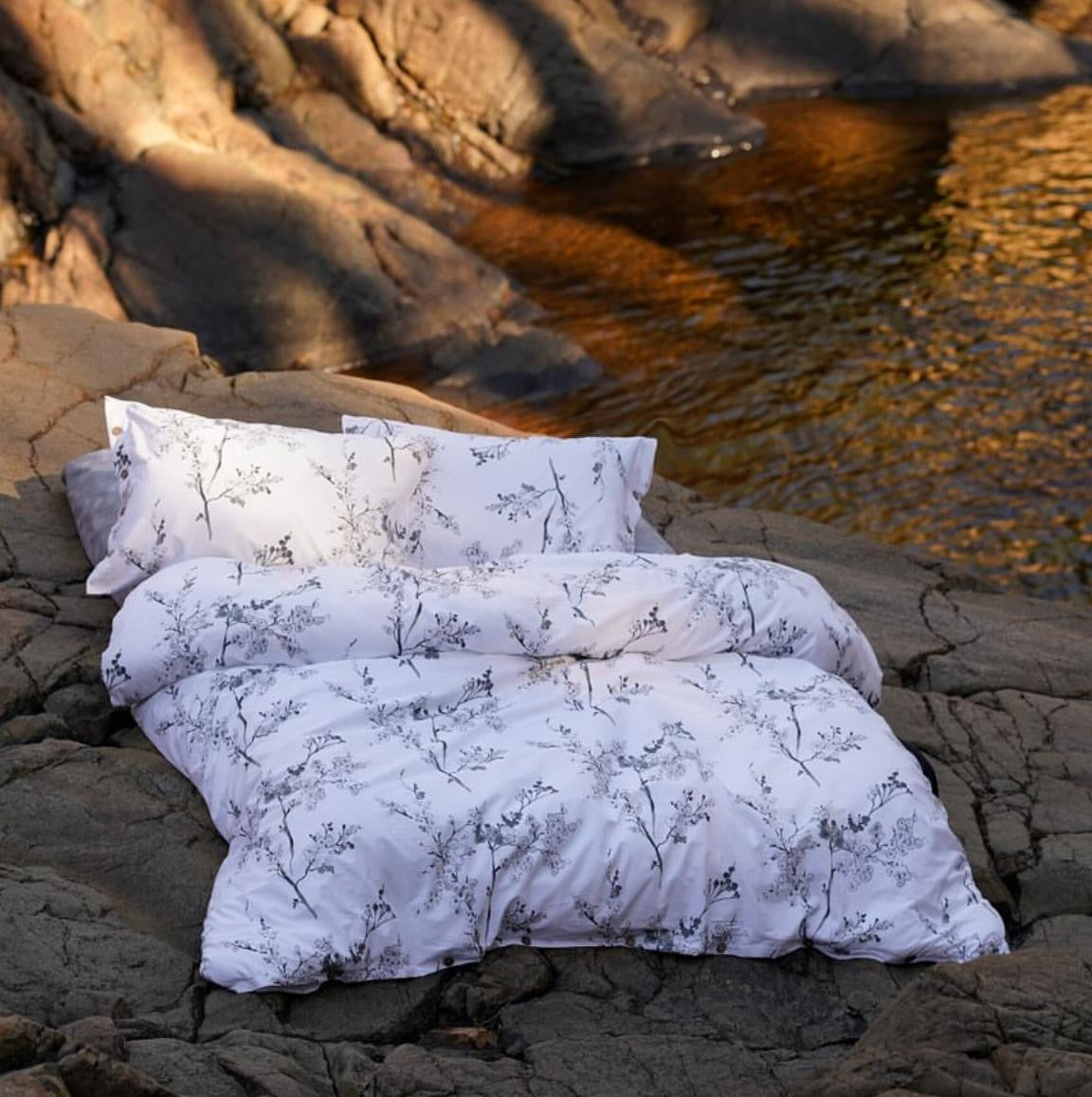 Bettwäsche-Set mit schwarz-weißem Blumenmuster aus 100 % Baumwolle – OEKO-TEX®-zertifizierter botanischer Druck für ruhige, zeitlose Interieurs | Die Floral Edition von Mila Home