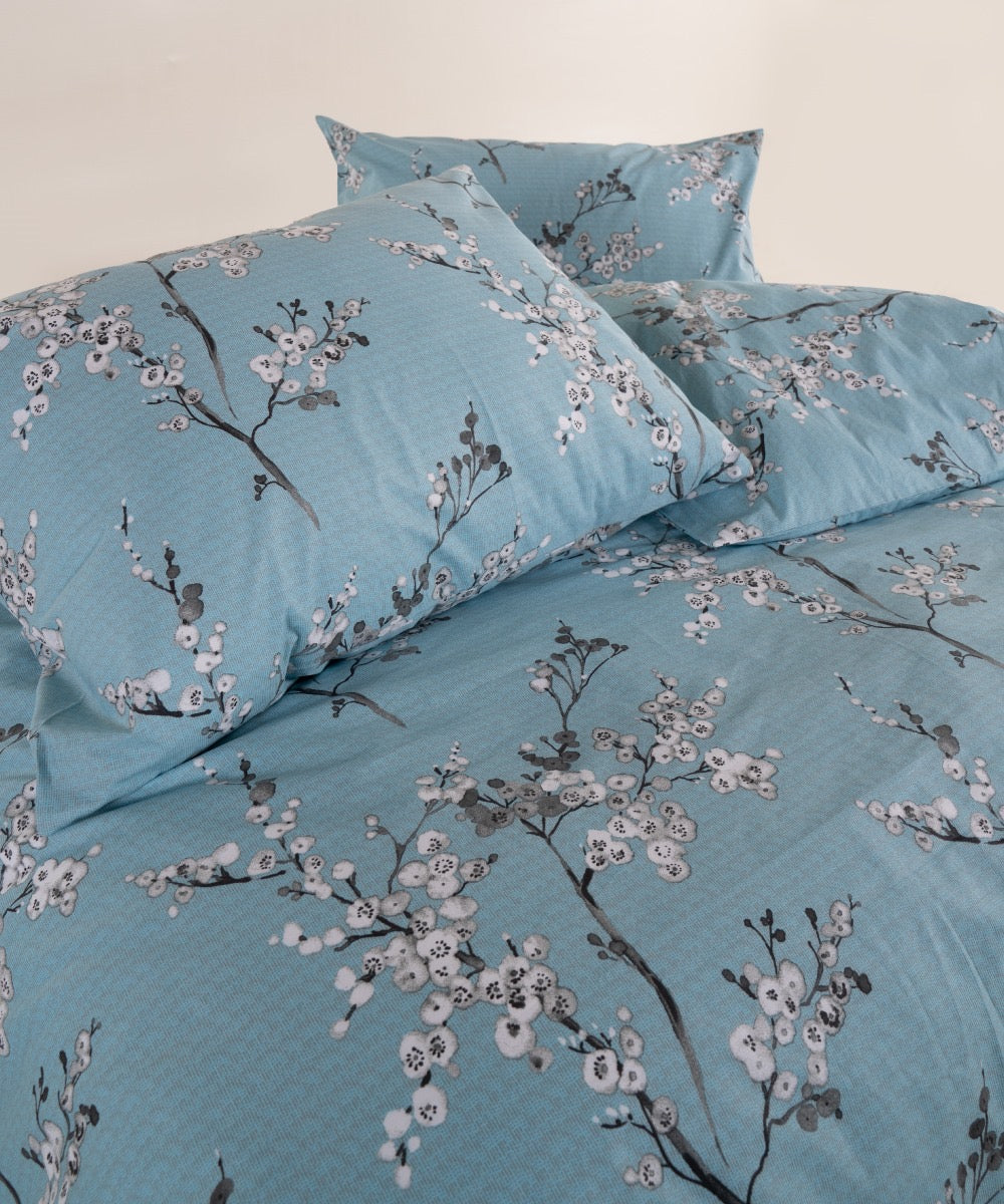 Bettwäsche-Set mit blau-weißem Blumenmuster aus 100 % Baumwolle – OEKO-TEX®-zertifizierter botanischer Druck für ruhige, zeitlose Interieurs | Die Floral Edition von Mila Home