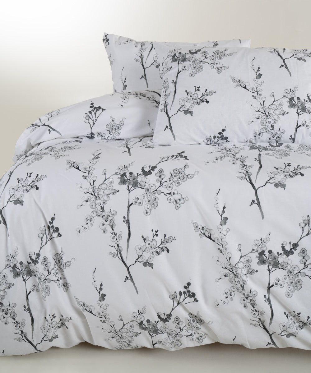 Bettwäsche-Set mit schwarz-weißem Blumenmuster aus 100 % Baumwolle – OEKO-TEX®-zertifizierter botanischer Druck für ruhige, zeitlose Interieurs | Die Floral Edition von Mila Home