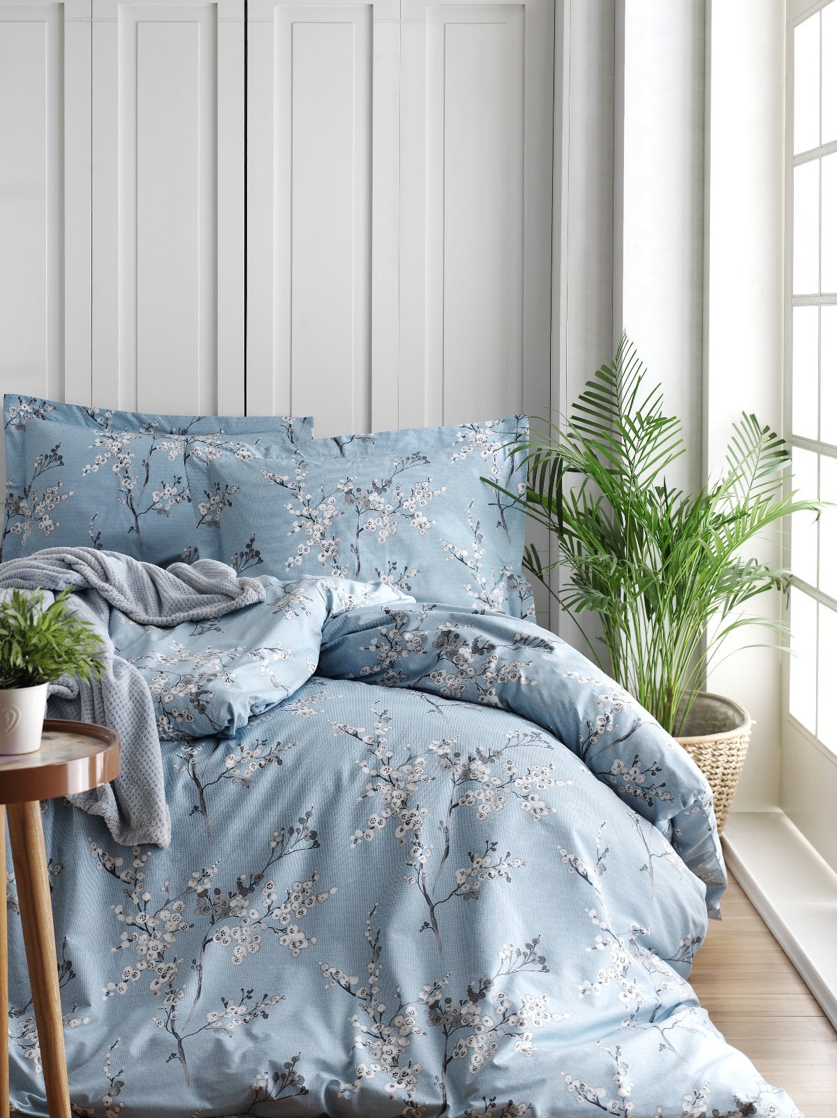 Bettwäsche-Set mit blau-weißem Blumenmuster aus 100 % Baumwolle – OEKO-TEX®-zertifizierter botanischer Druck für ruhige, zeitlose Interieurs | Die Floral Edition von Mila Home