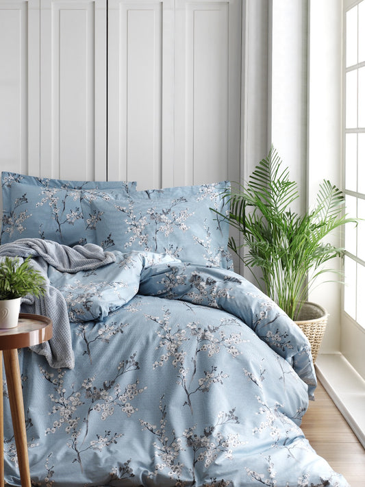 Bettwäsche-Set mit blau-weißem Blumenmuster aus 100 % Baumwolle – OEKO-TEX®-zertifizierter botanischer Druck für ruhige, zeitlose Interieurs | Die Floral Edition von Mila Home