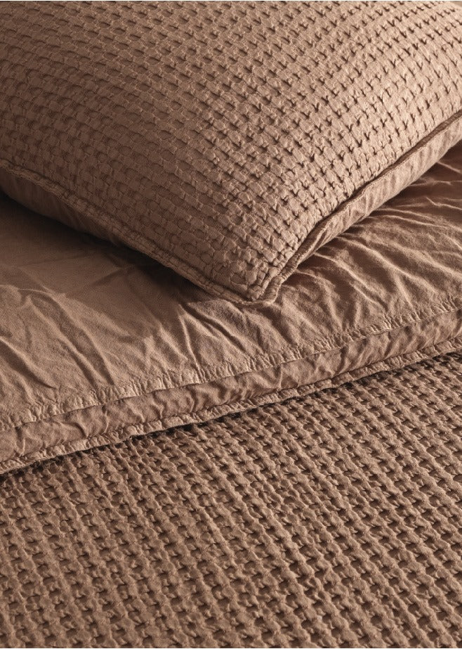 Luxuriöse Waffelpiqué-Tagesdecke „Terra“ – 100 % Baumwolle, Serene Hues | Mila Home