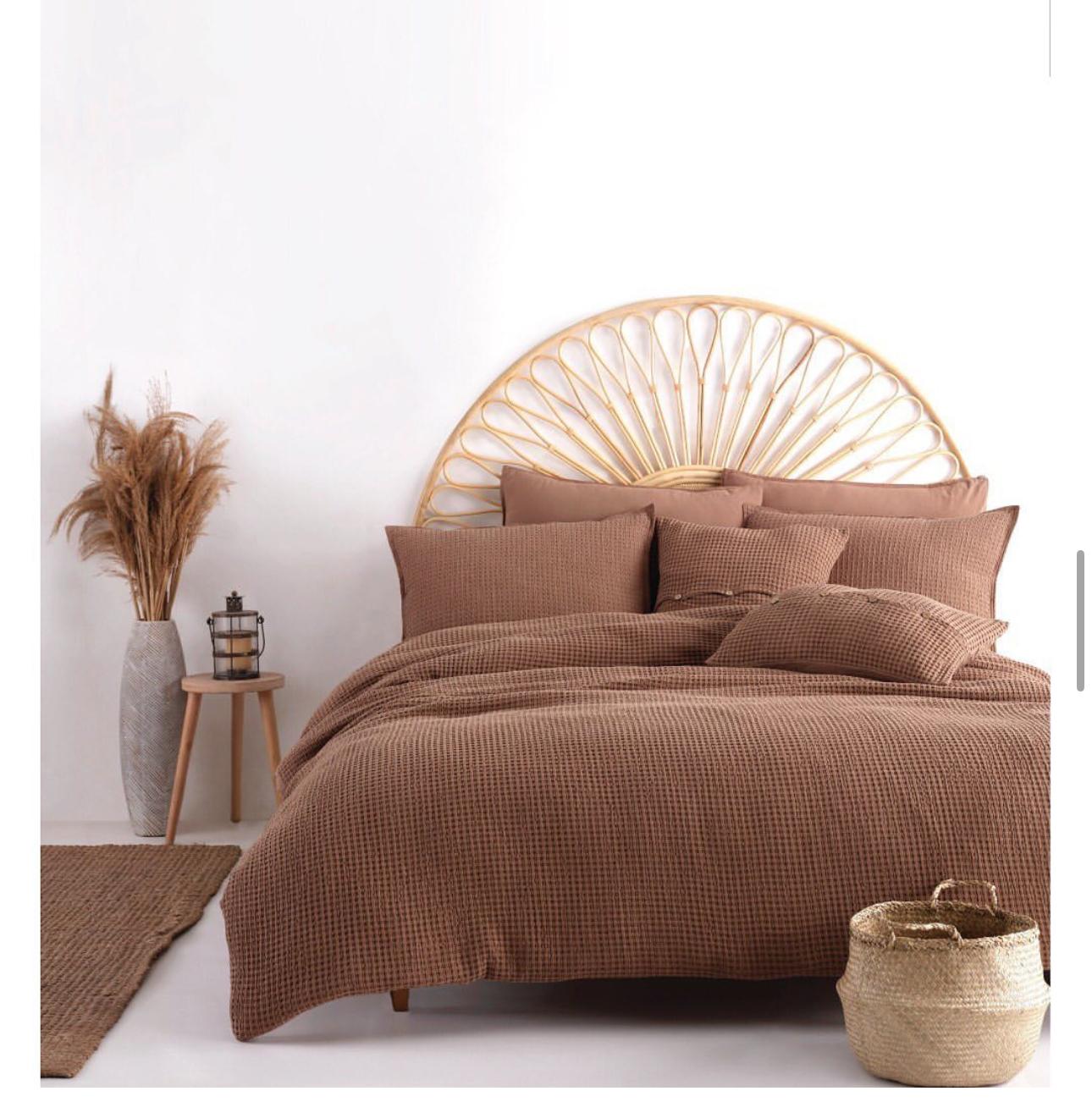 Luxuriöse Waffelpiqué-Tagesdecke „Terra“ – 100 % Baumwolle, Serene Hues | Mila Home