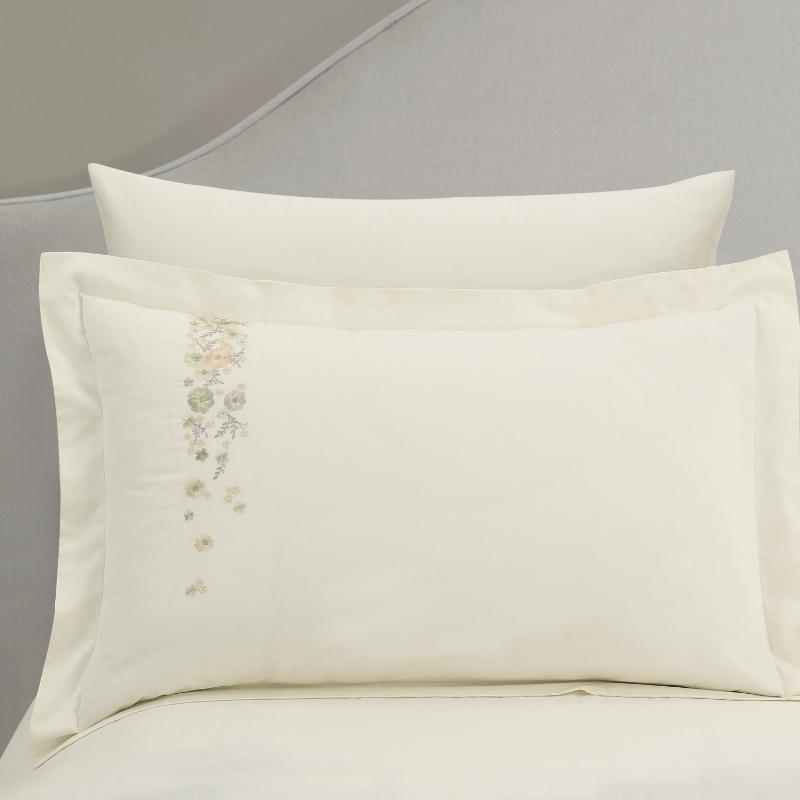 Hotel Collection – Bloom Edition | Luxuriöses cremeweißes Bettwäsche-Set mit pastellfarbener Blumenstickerei – 300 Fäden pro Zoll Premium-Baumwolle – 6-teiliges Bettbezug-Set