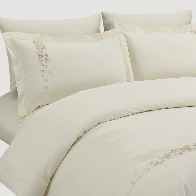 Hotel Collection – Bloom Edition | Luxuriöses cremeweißes Bettwäsche-Set mit pastellfarbener Blumenstickerei – 300 Fäden pro Zoll Premium-Baumwolle – 6-teiliges Bettbezug-Set
