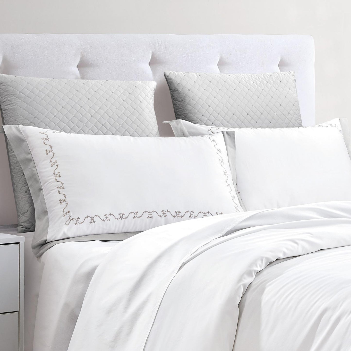 Hotel Collection – Timeless Diana Edition | Luxuriöses, weiches, weißes Bettwäscheset mit Doppellinienstickerei – 300 Fäden pro Zoll Premium-Baumwolle – 6-teiliges Bettbezugset (Kopie)
