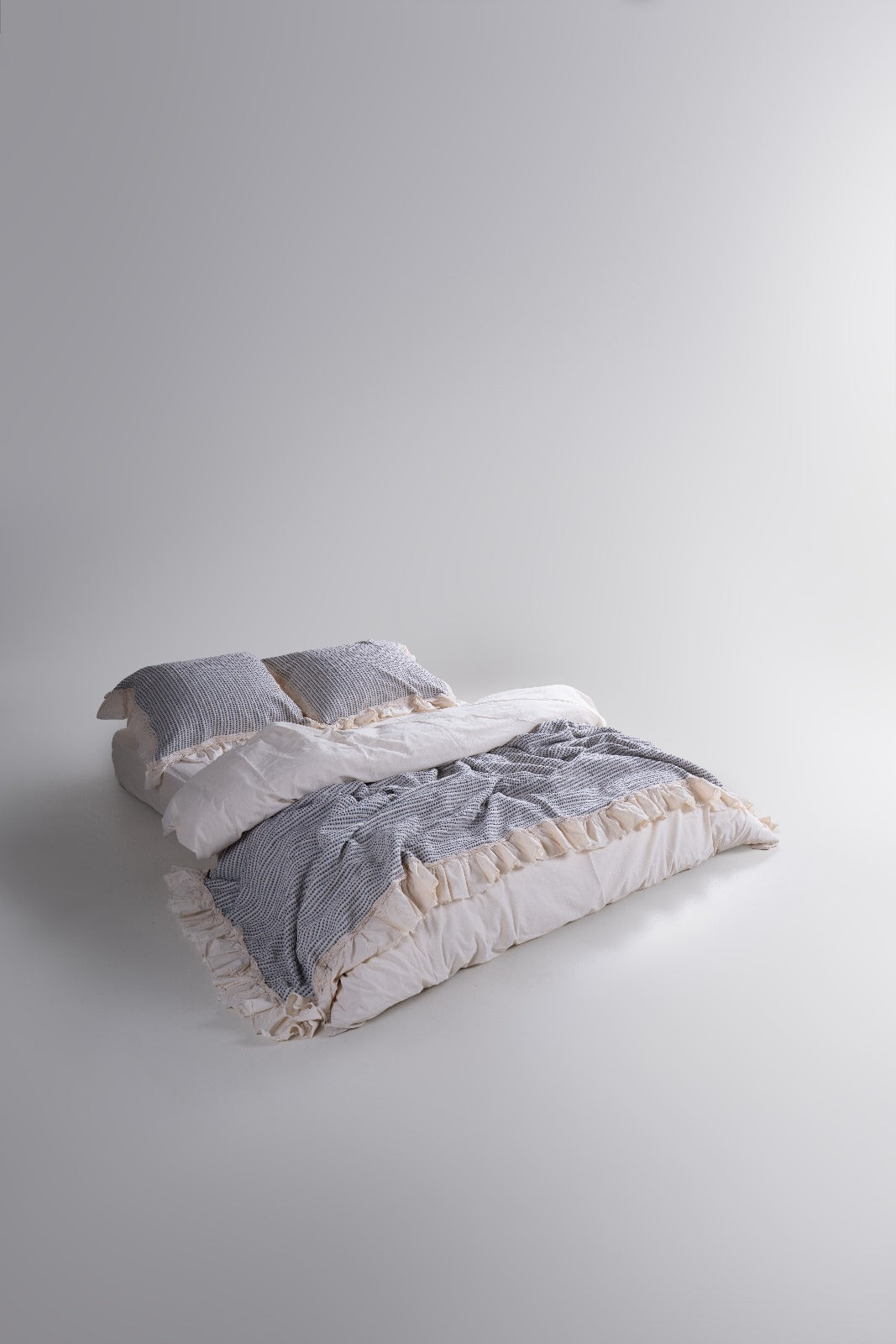 Luxuriöses Bella Calm Rüschen-Set – Tagesdecke &amp; Kissenbezug
