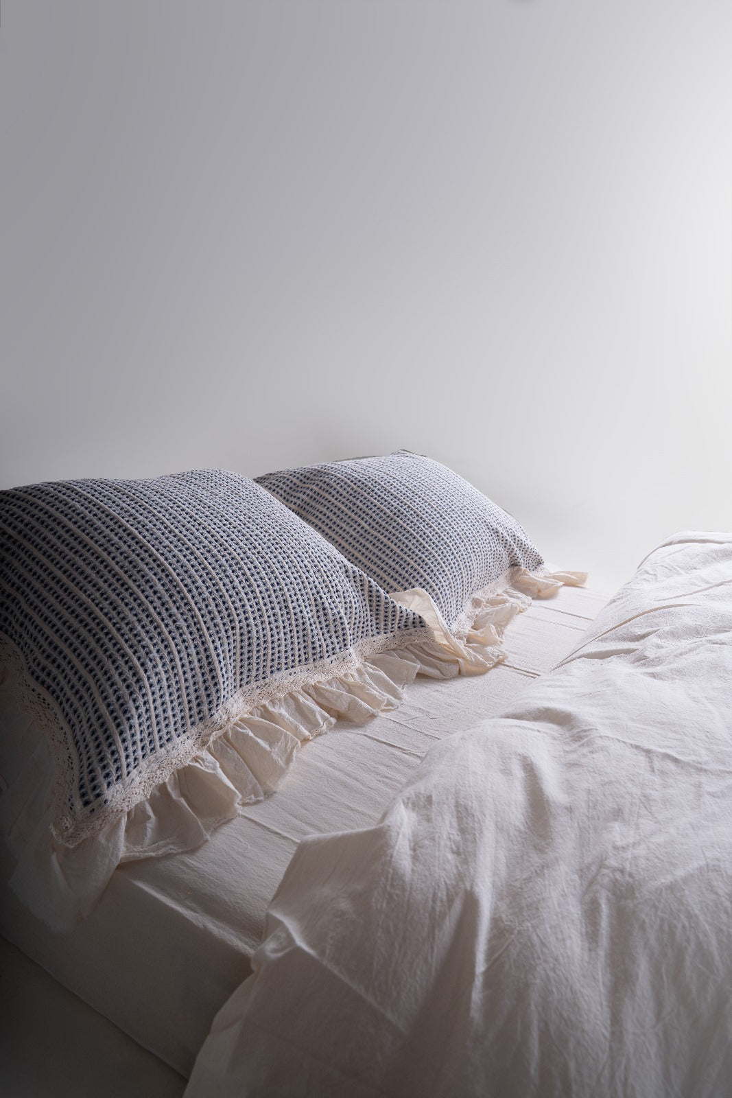 Luxuriöses Bella Calm Rüschen-Set – Tagesdecke &amp; Kissenbezug