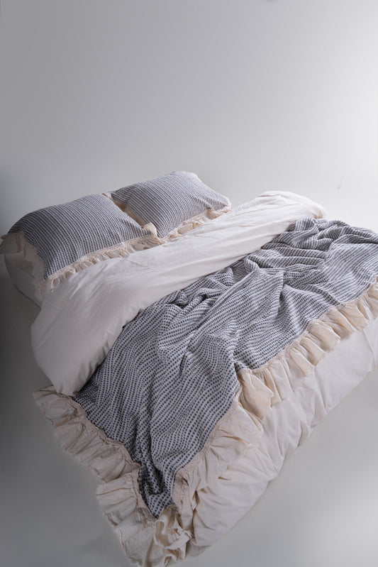 Luxuriöses Bella Calm Rüschen-Set – Tagesdecke &amp; Kissenbezug