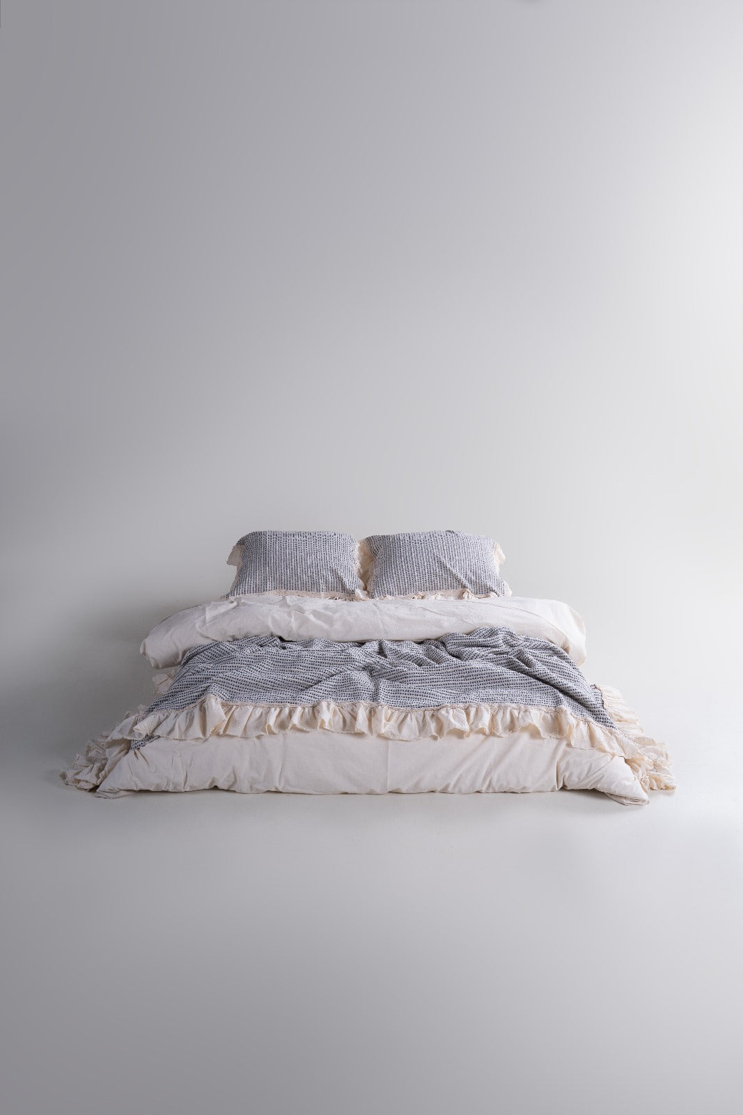 Luxuriöses Bella Calm Rüschen-Set – Tagesdecke &amp; Kissenbezug