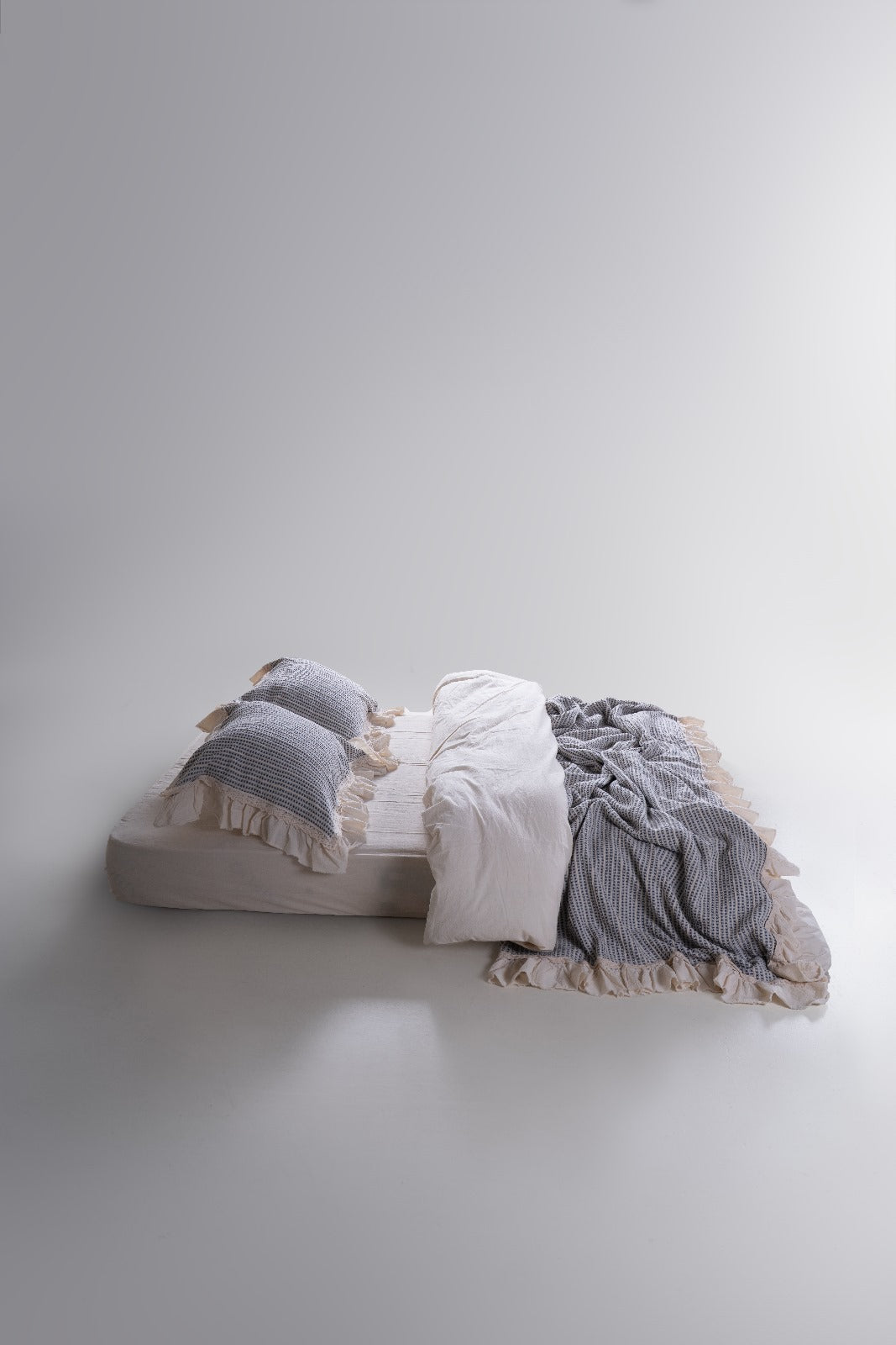 Luxuriöses Bella Calm Rüschen-Set – Tagesdecke &amp; Kissenbezug