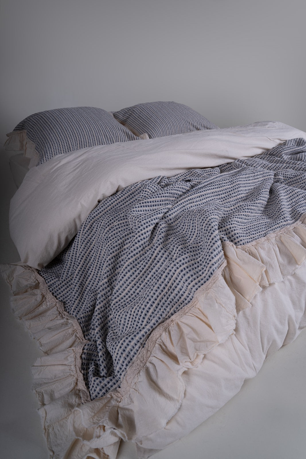 Luxuriöses Bella Calm Rüschen-Set – Tagesdecke &amp; Kissenbezug