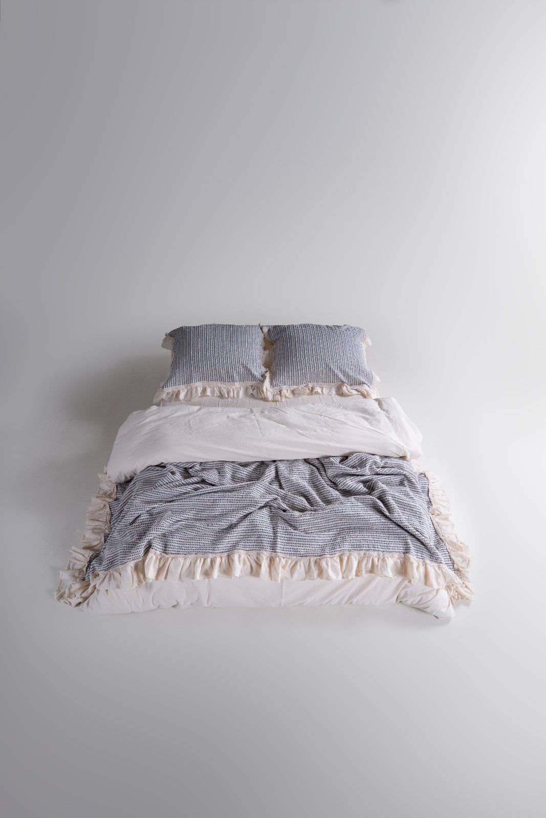 Luxuriöses Bella Calm Rüschen-Set – Tagesdecke &amp; Kissenbezug