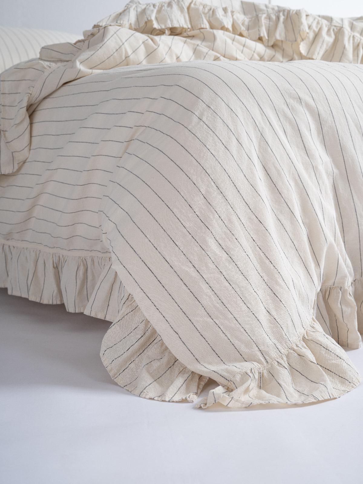 Weiche, vorgewaschene Bettwäsche-Kollektion – Rüschen-Baumwollbettwäsche-Set mit Streifenmuster Amalia | Mila Home