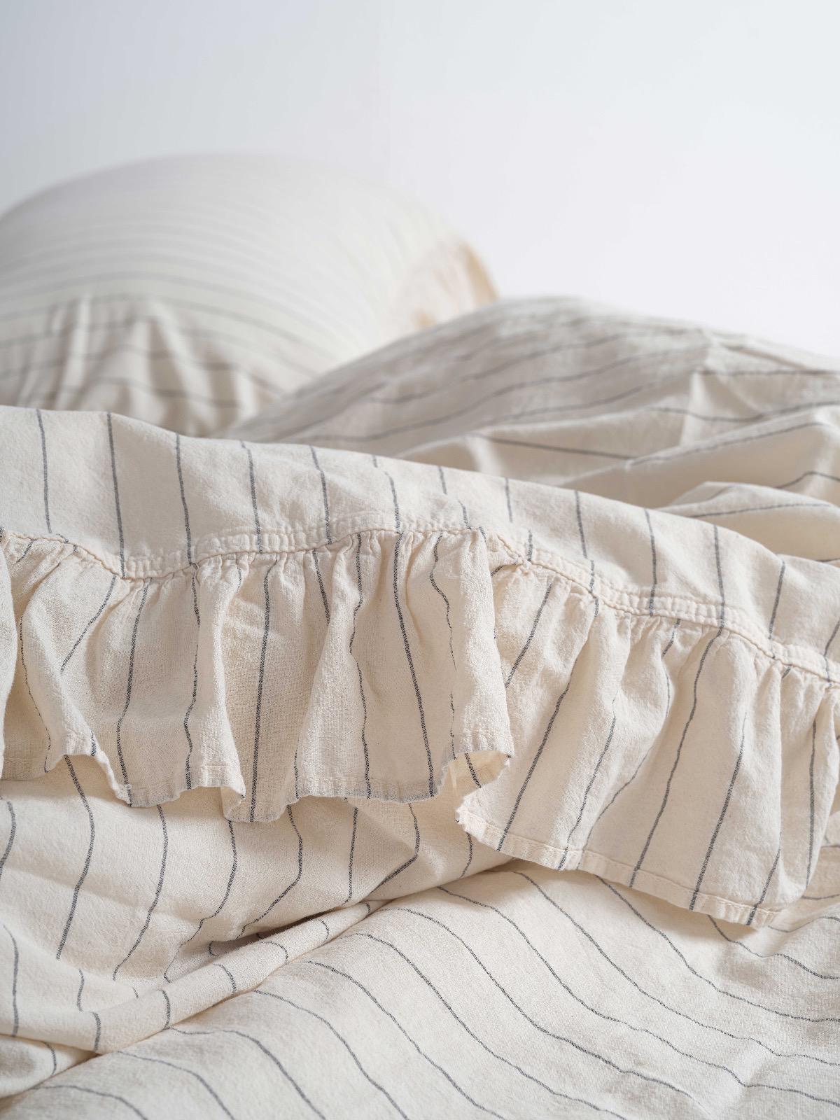 Weiche, vorgewaschene Bettwäsche-Kollektion – Rüschen-Baumwollbettwäsche-Set mit Streifenmuster Amalia | Mila Home