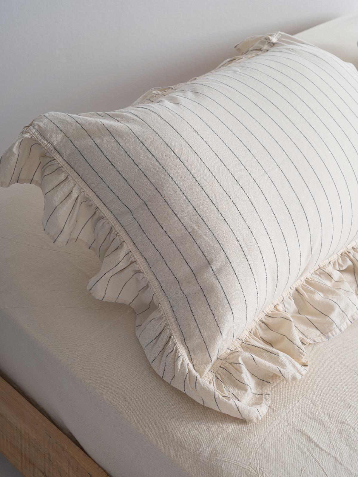 Weiche, vorgewaschene Bettwäsche-Kollektion – Rüschen-Baumwollbettwäsche-Set mit Streifenmuster Amalia | Mila Home