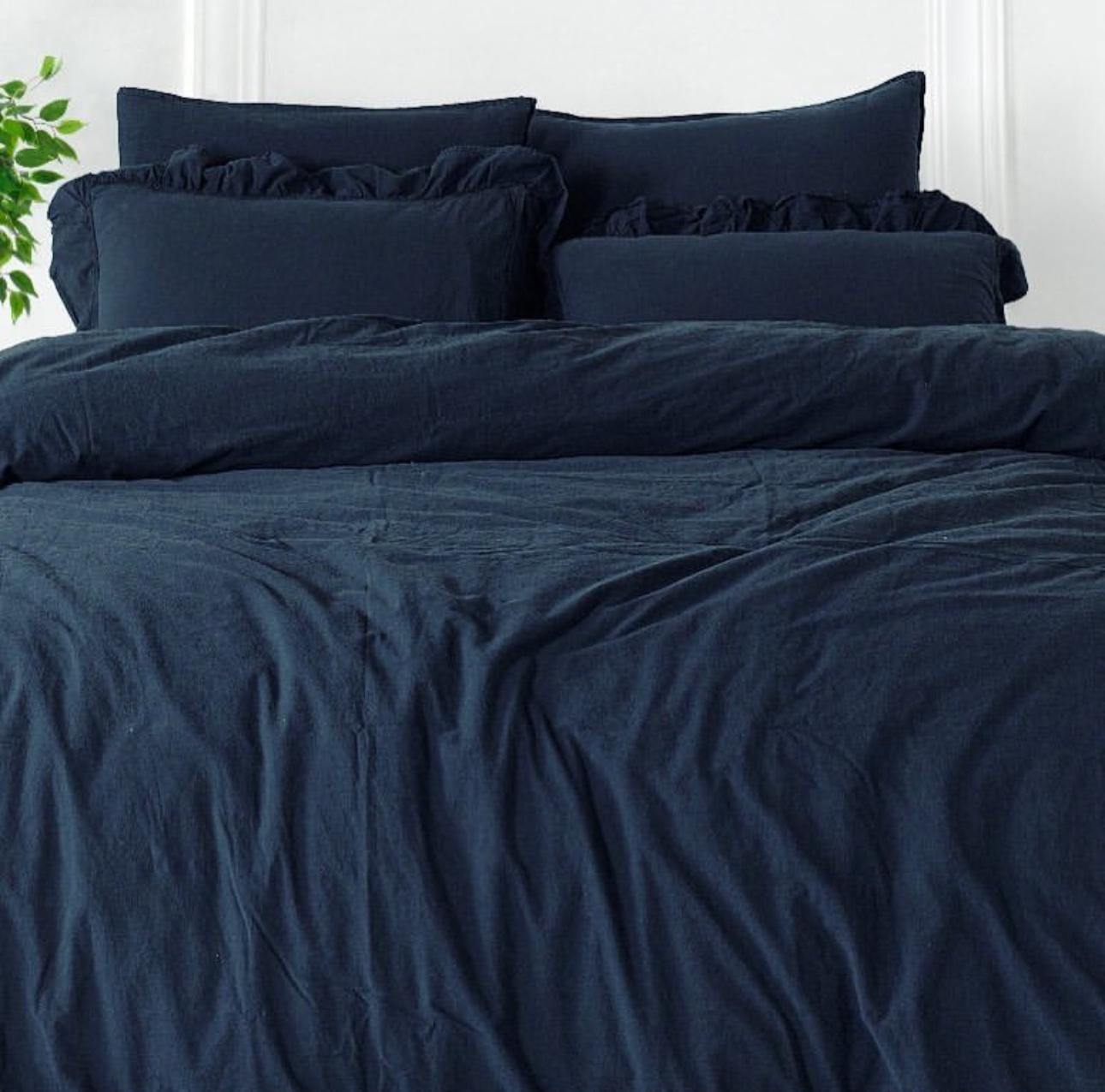 Midnight Calm – Weiche, vorgewaschene Bettwäsche-Kollektion aus 100 % Baumwolle mit sanften Rüschen | Dunkelblau, OEKO-TEX®-zertifiziert, Knitteroptik