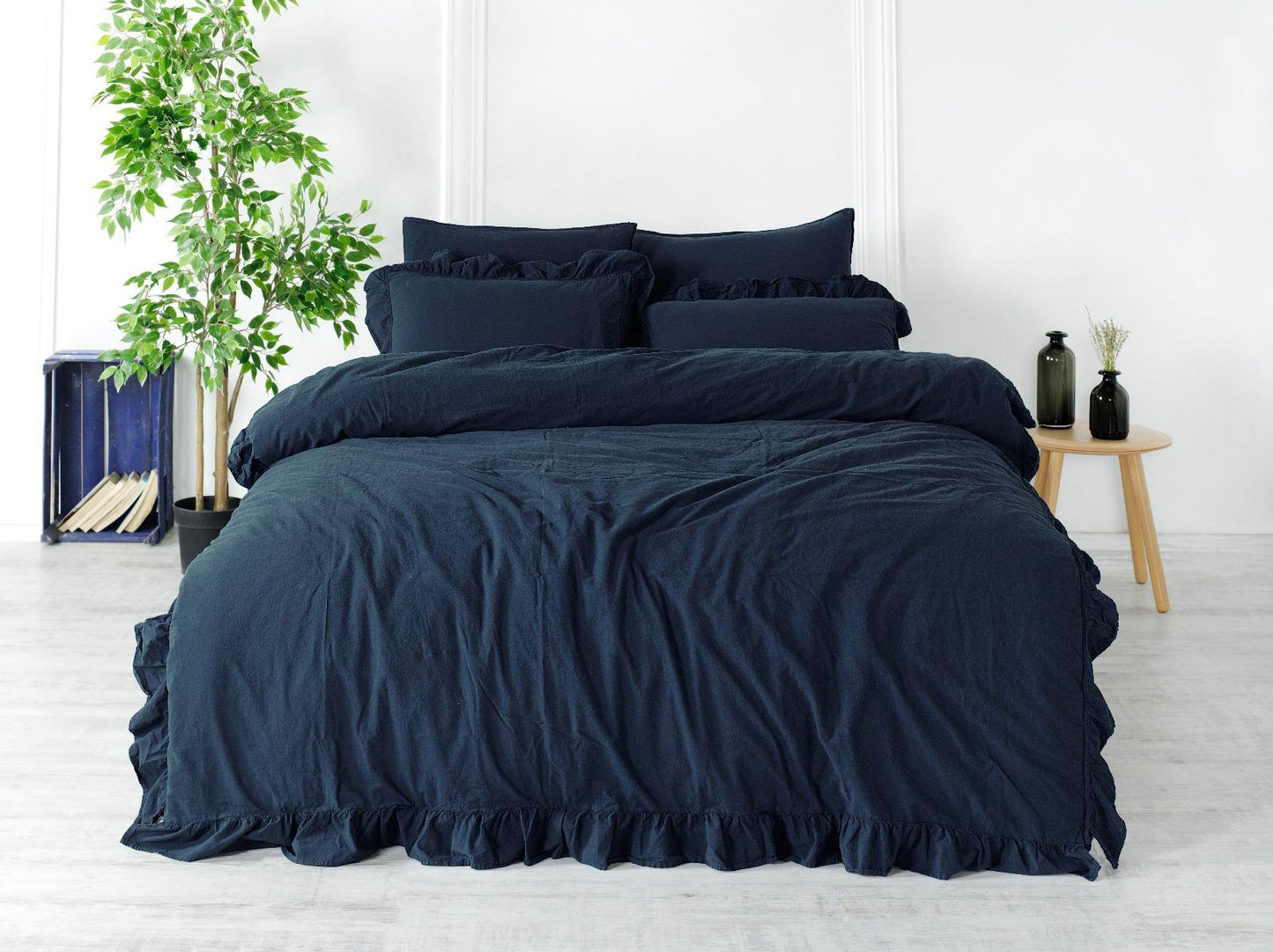 Midnight Calm – Weiche, vorgewaschene Bettwäsche-Kollektion aus 100 % Baumwolle mit sanften Rüschen | Dunkelblau, OEKO-TEX®-zertifiziert, Knitteroptik