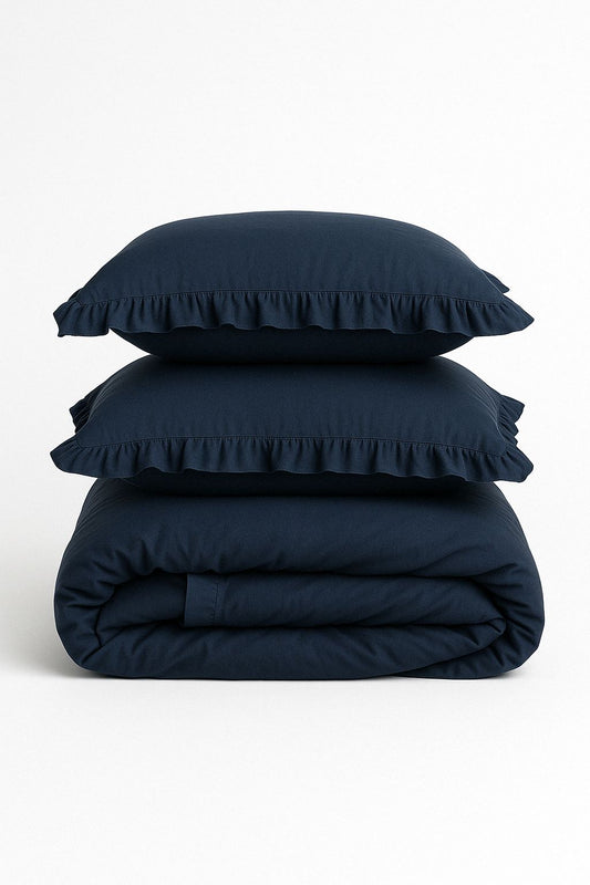 Midnight Calm – Weiche, vorgewaschene Bettwäsche-Kollektion aus 100 % Baumwolle mit sanften Rüschen | Dunkelblau, OEKO-TEX®-zertifiziert, Knitteroptik
