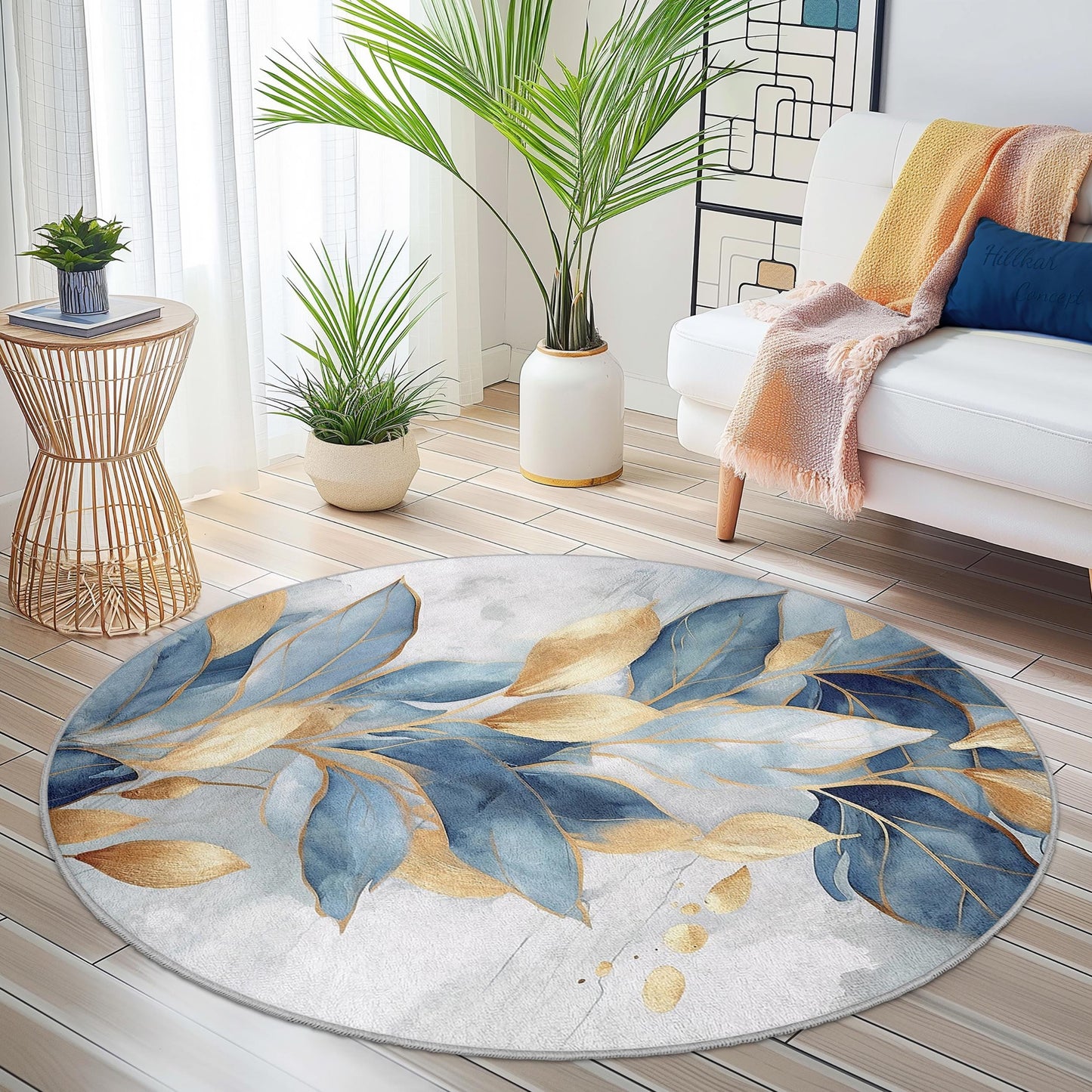 Runder Teppich mit blauen und goldenen Blättern: Botanische Wohndekoration
