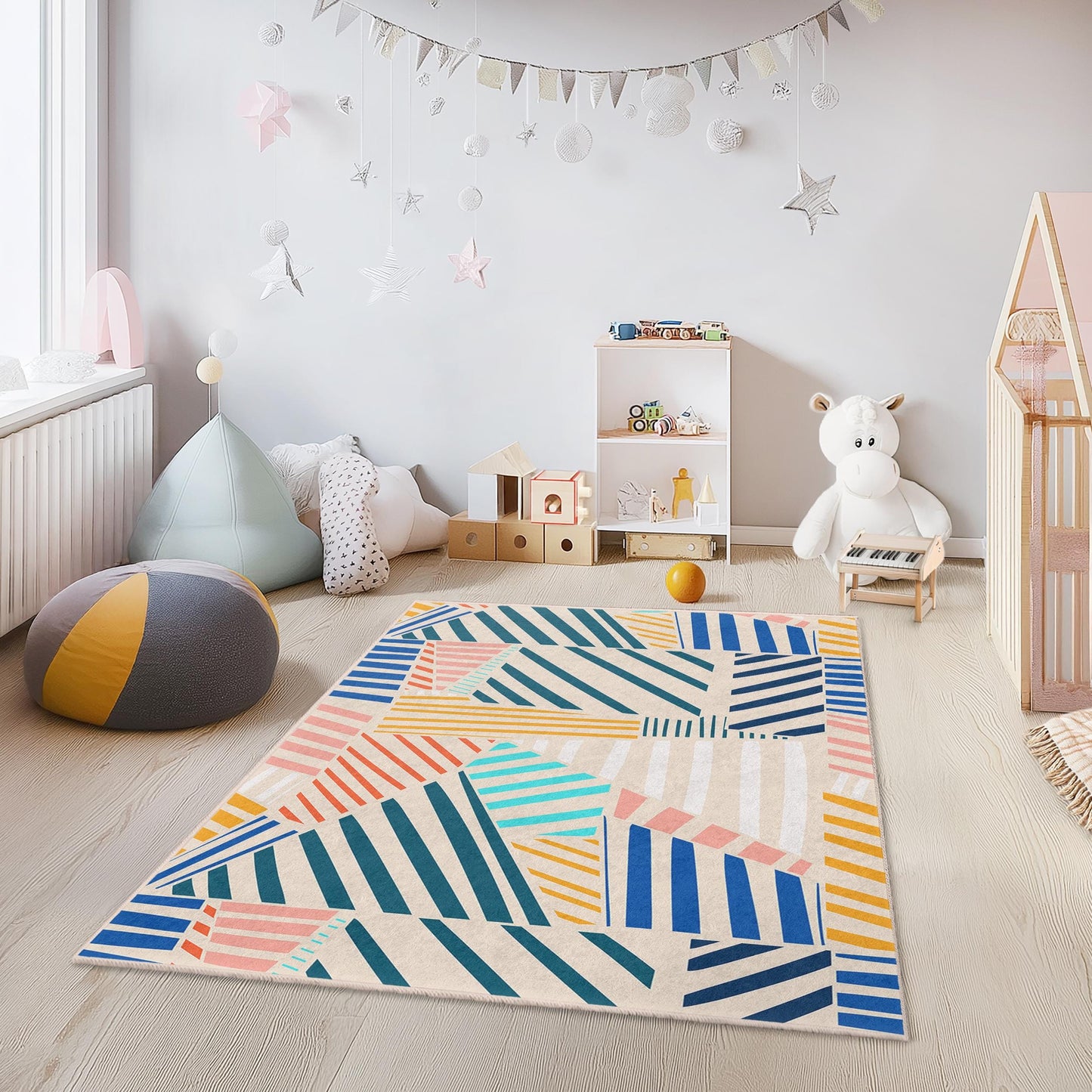 Geometrisch gestreifter Kinderteppich: Bunte Spielmatte fürs Kinderzimmer