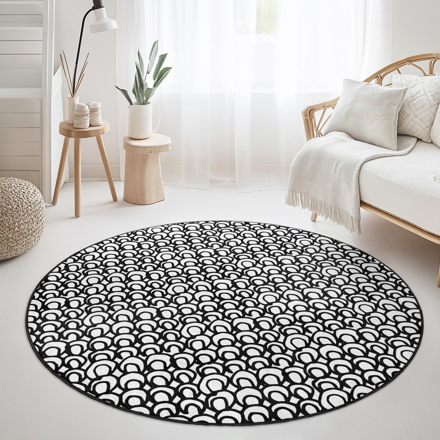 Eleganter, geometrischer, runder Teppich, moderner, schwarz-weißer runder Teppich, stilvolle Wohndekoration, zeitgenössischer Wohnzimmerteppich