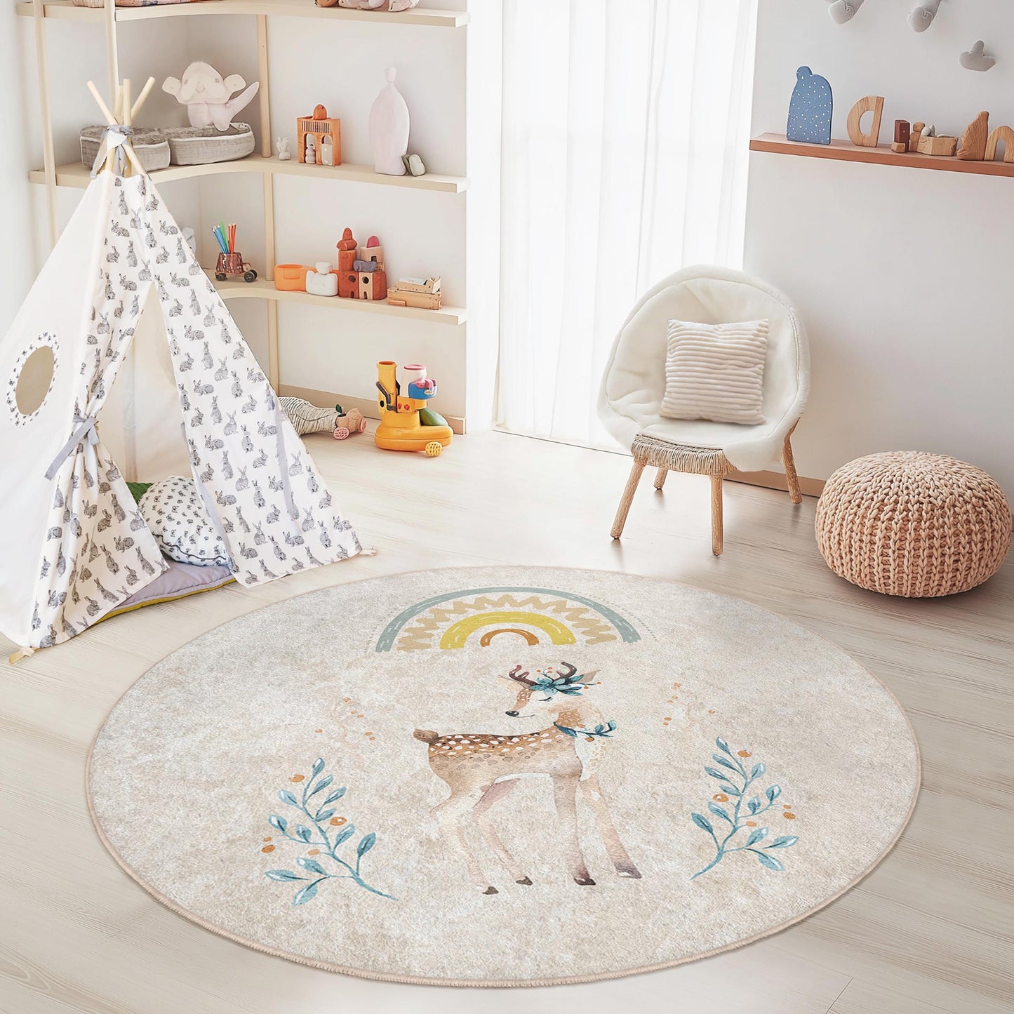 Runder, verspielter Kinderteppich mit Hirschmotiv, niedlicher Tierteppich fürs Kinderzimmer, weiche und kuschelige Spielmatte