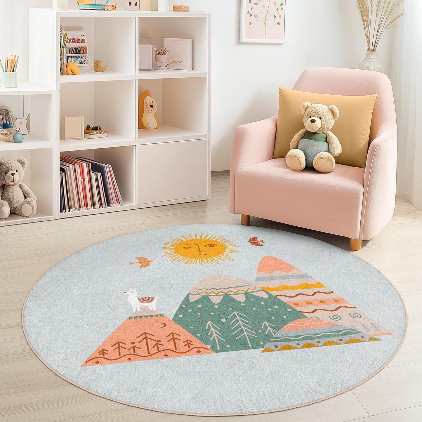 Runder Kinderteppich mit verspieltem Berglandschaftsmotiv, weicher Pastell-Kinderzimmerteppich, fröhliche Kinderzimmerdekoration, gemütlicher runder Teppich