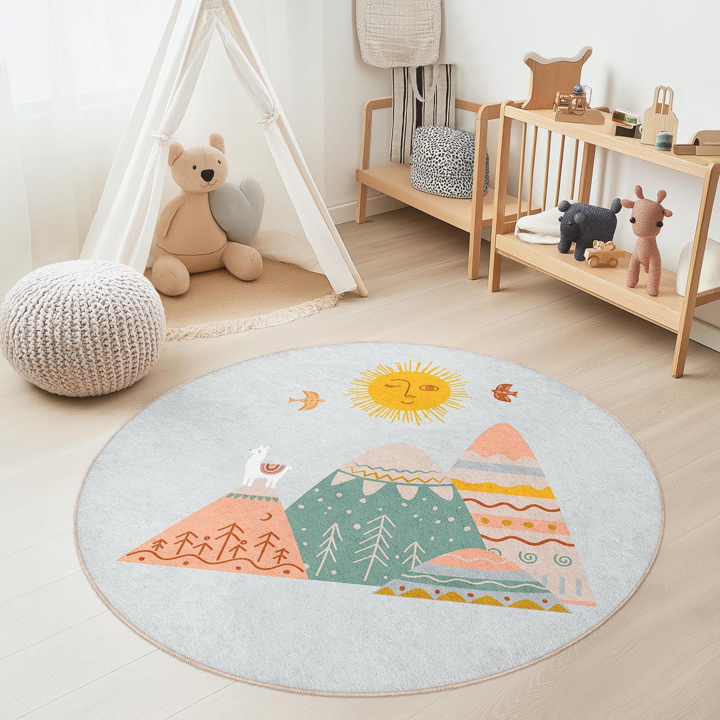 Runder Kinderteppich mit verspieltem Berglandschaftsmotiv, weicher Pastell-Kinderzimmerteppich, fröhliche Kinderzimmerdekoration, gemütlicher runder Teppich