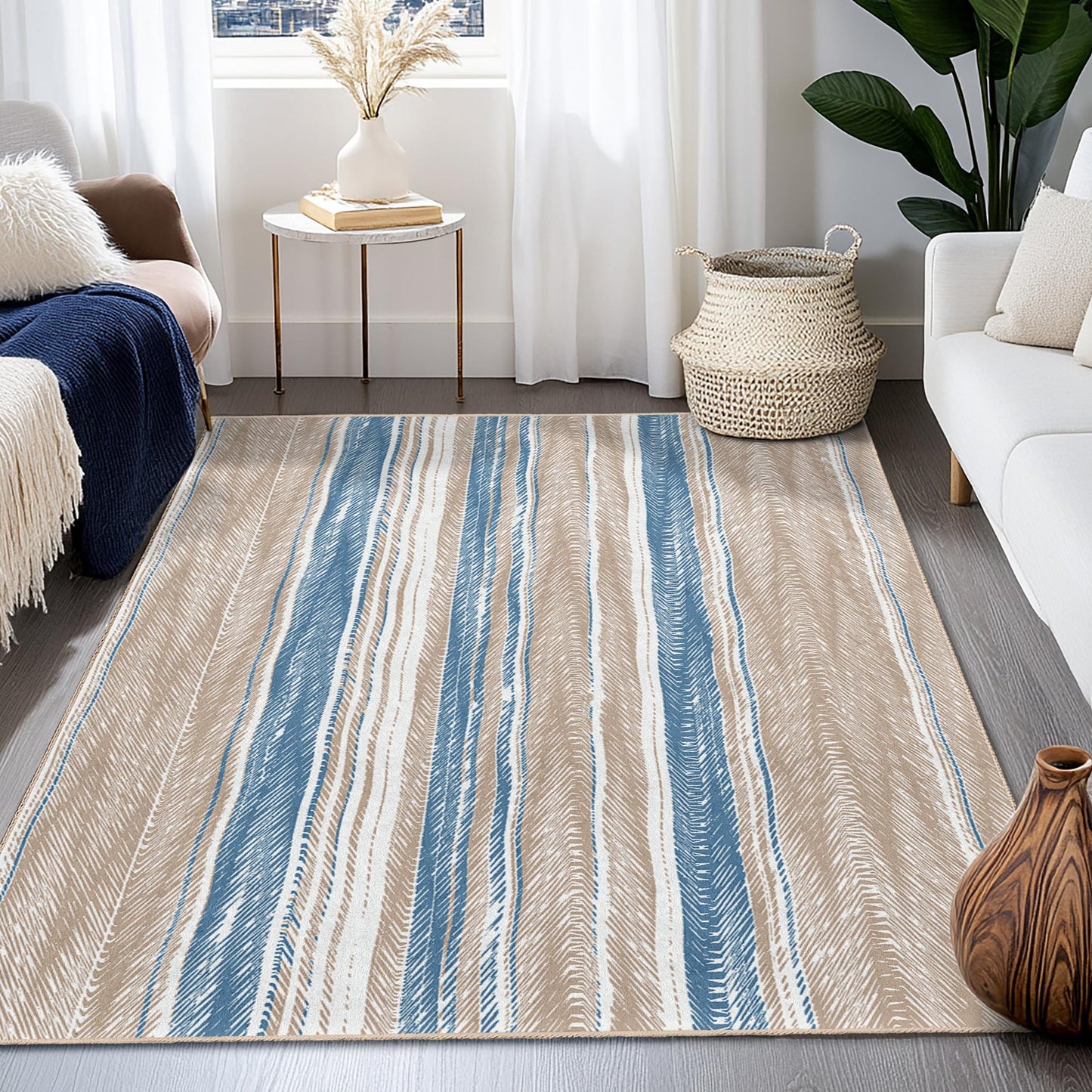 Eleganter, gestreifter rechteckiger Teppich, moderner Wohnzimmerteppich, weicher beige-blau gestreifter Teppich, stilvolle Wohndekoration, gemütliche Zimmermatte