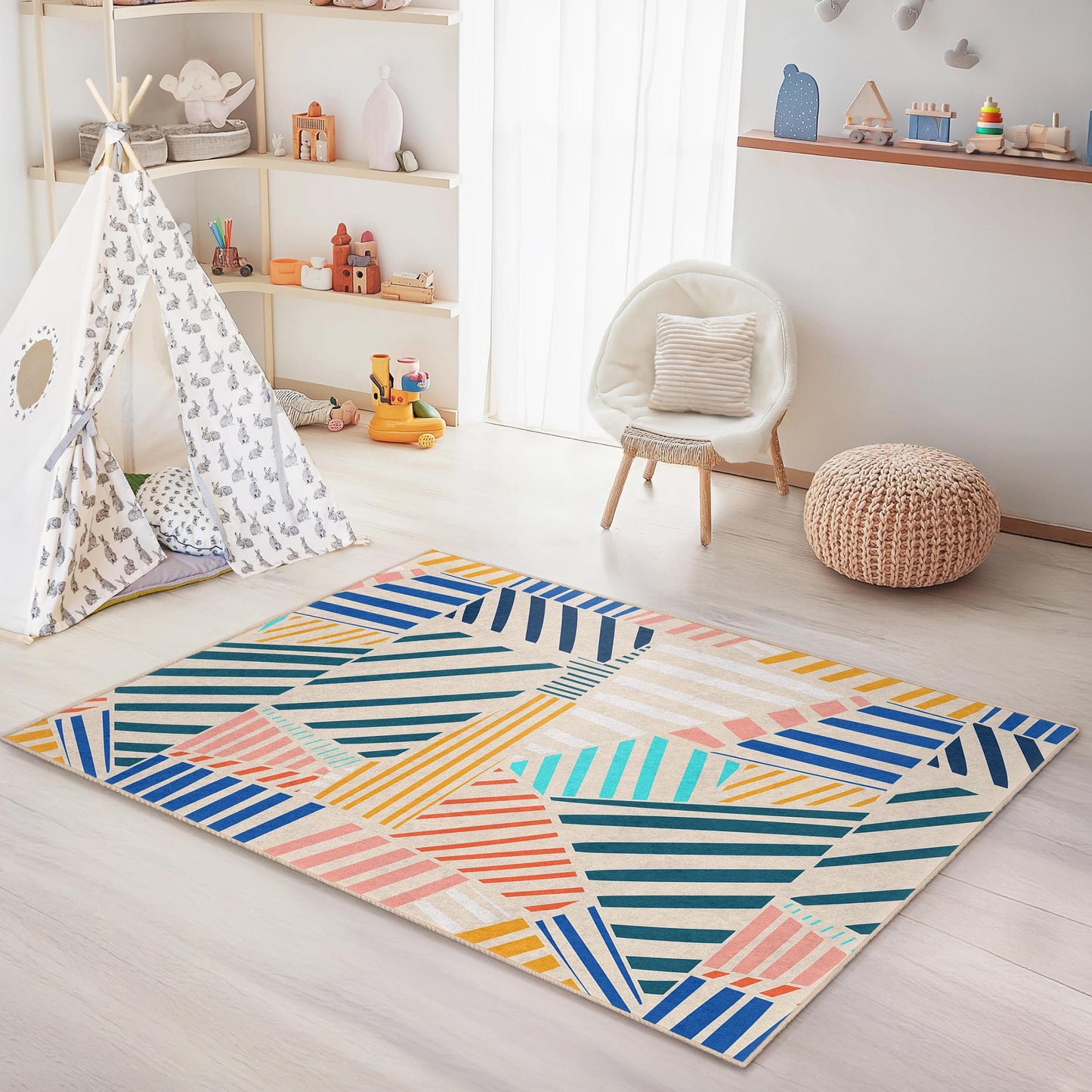 Geometrisch gestreifter Kinderteppich: Bunte Spielmatte fürs Kinderzimmer