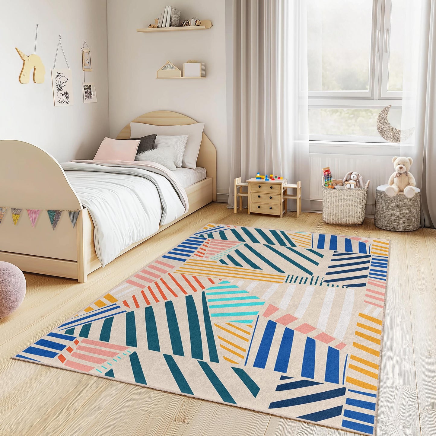 Geometrisch gestreifter Kinderteppich: Bunte Spielmatte fürs Kinderzimmer