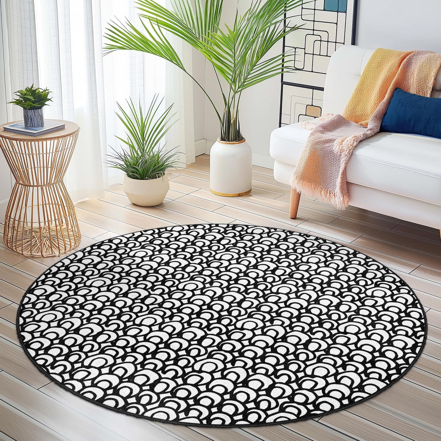 Eleganter, geometrischer, runder Teppich, moderner, schwarz-weißer runder Teppich, stilvolle Wohndekoration, zeitgenössischer Wohnzimmerteppich