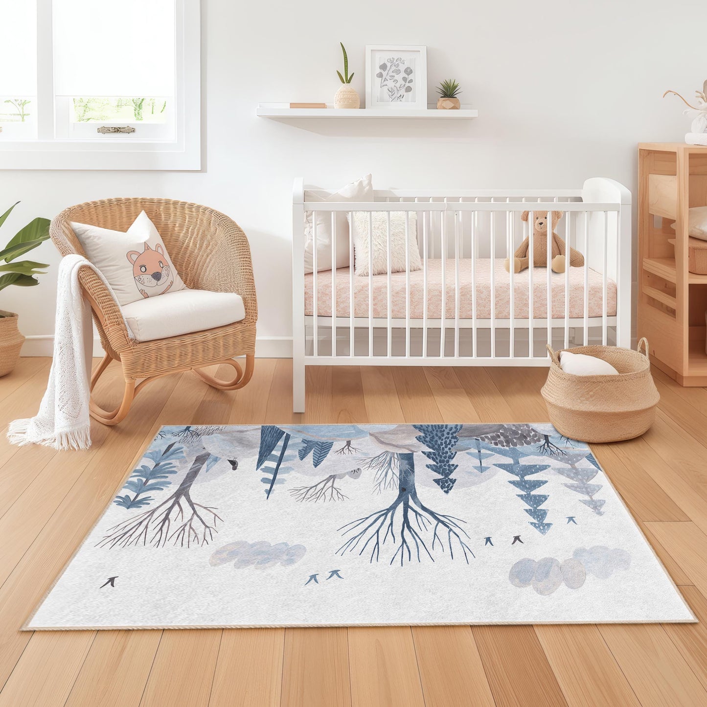Verspielter Winterwald-Kinderteppich, blau-weißer Teppich mit Baummuster, rechteckiger Teppich für Kinderzimmer, Babyzimmer-Dekoration, Spielzimmerteppich