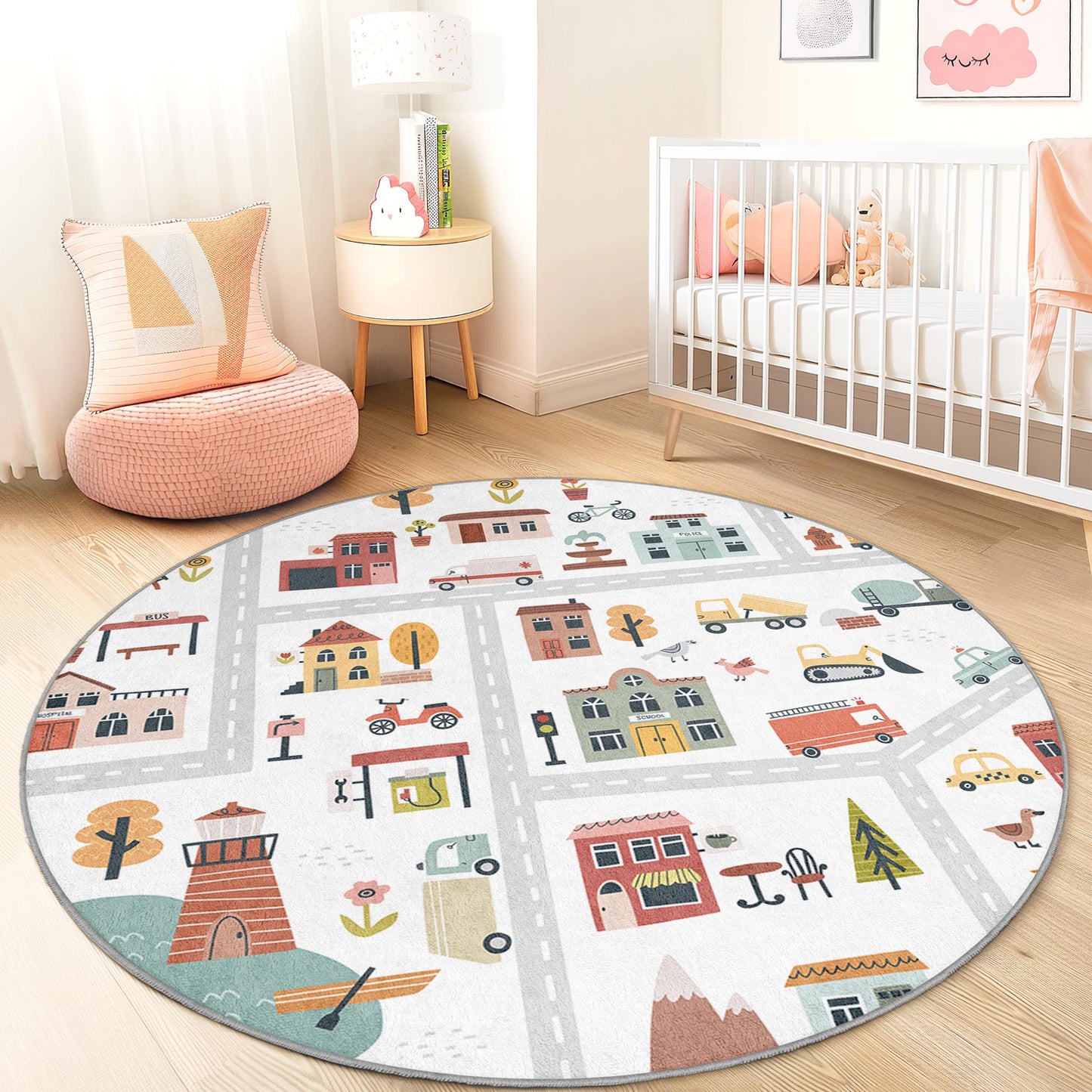 Runde Spielmatte mit verspieltem Stadtplan-Motiv, bunter runder Teppich fürs Kinderzimmer, interaktive Spielmatte für Kleinkinder
