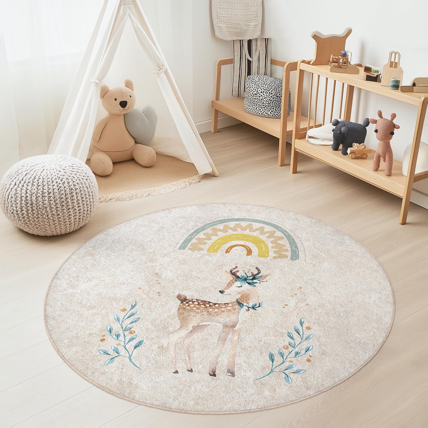Runder, verspielter Kinderteppich mit Hirschmotiv, niedlicher Tierteppich fürs Kinderzimmer, weiche und kuschelige Spielmatte