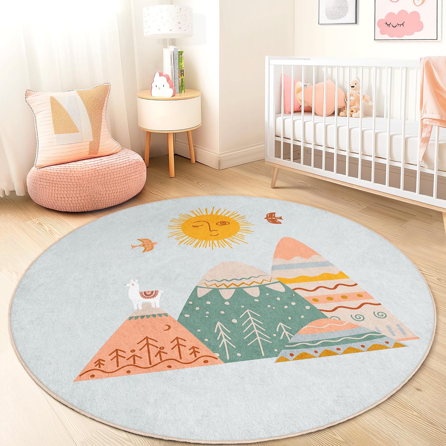 Runder Kinderteppich mit verspieltem Berglandschaftsmotiv, weicher Pastell-Kinderzimmerteppich, fröhliche Kinderzimmerdekoration, gemütlicher runder Teppich